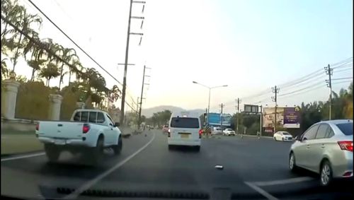 道路亂象 摩托車見縫插針與面包車隨意變道，誰之過？